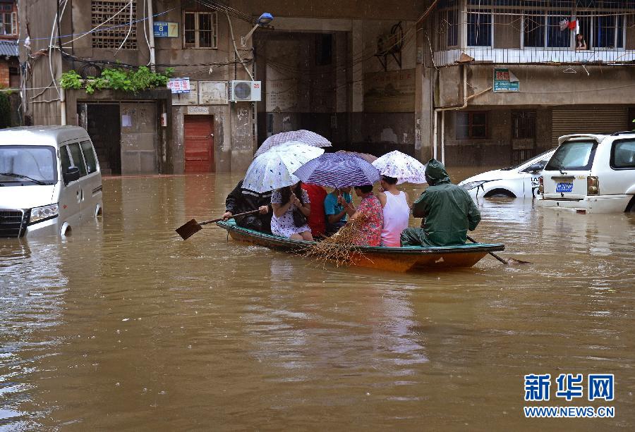 江西南昌遭暴雨袭击 部分小区房间进水车辆被淹