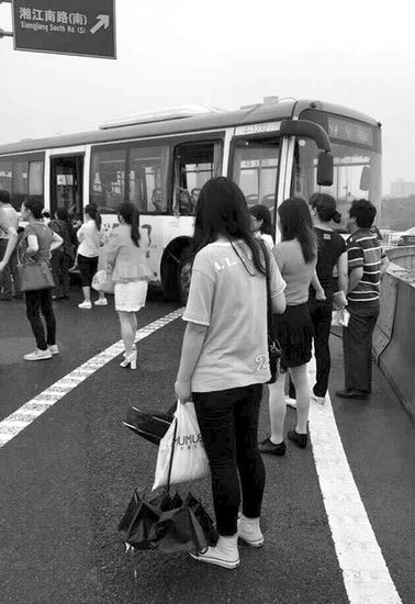 长沙一公交撞上大桥护栏18人送医 司机拒谈原因