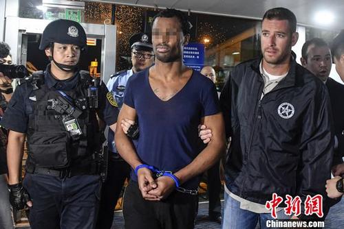 中国侨网美籍逃犯弗格森·纳坤被移交给美国警方。陈骥旻 摄