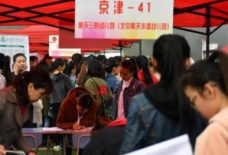2018年中国划拨45亿元落实教师生活补助政策