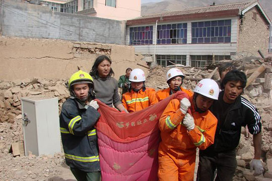 青海玉树地震已造成589人死亡 10万灾民需安
