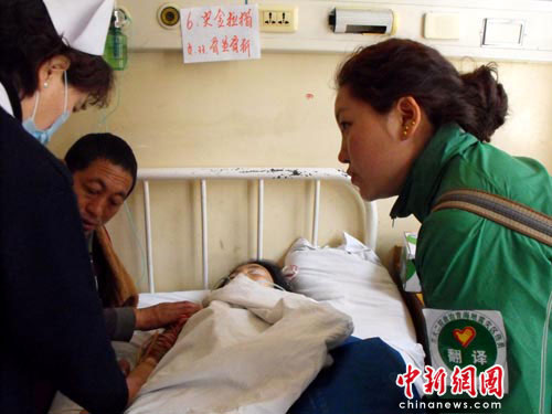 甘肃300学生志愿者为青海地震伤员做藏语翻译