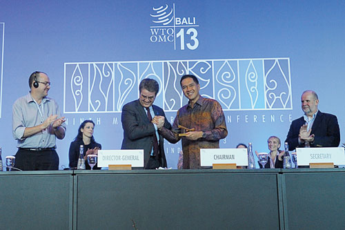 图为WTO总干事罗伯托・阿泽维多与世贸组织第九届部长级会议主席、印尼贸易部长吉塔・维亚万出席闭幕式。(图片来源：印尼《国际日报》)
