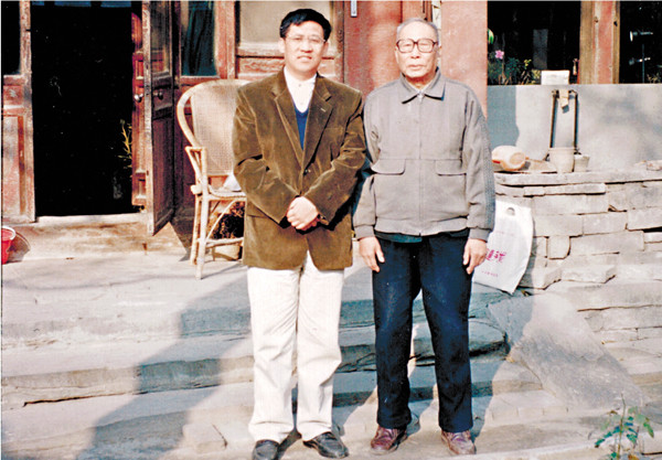 中国侨网溥任(右)生前与贾英华在家中合影。（香港《文汇报》）