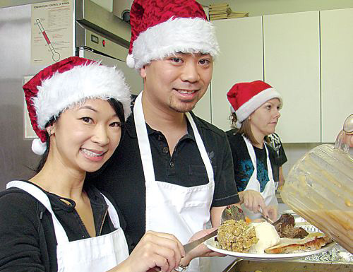 加华裔夫妇圣诞节做义工 烹调圣诞餐感受奉献