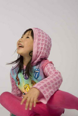 年仅8岁已拍近20广告 美华人女童变身小名模（图）