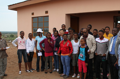 南非侨领出席博茨瓦纳社团捐建贫民房屋移交仪式