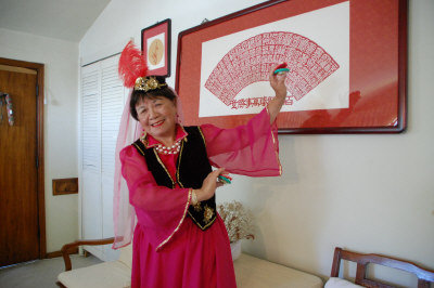 牺牲美貌扮小丑 美84岁华裔老奶奶自编自演跳