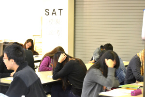 美华裔学生踊跃参加SAT模拟考试 前3名获颁助
