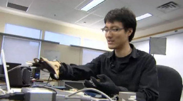 加华裔硕士生参与发明电子发声系统 利用手势