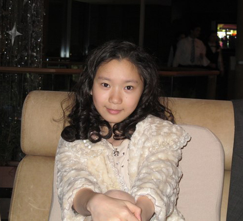 俄罗斯华人少女陈子仪国际青年肖邦钢琴大赛夺