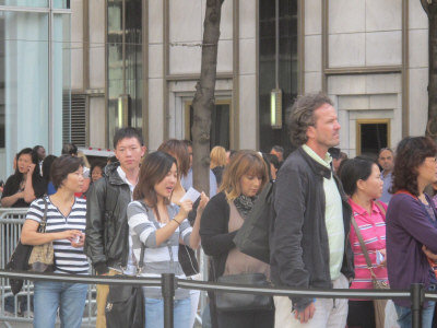 iPhone5美国纽约开卖店员笑称年终红利靠华人