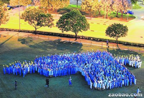 新加坡华人医院600人同秀护士服破世界纪录(图