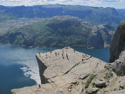 挑战挪威悬石断崖