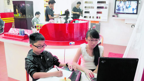 新加坡华人姐弟理发店做功课 闲暇成父母好帮