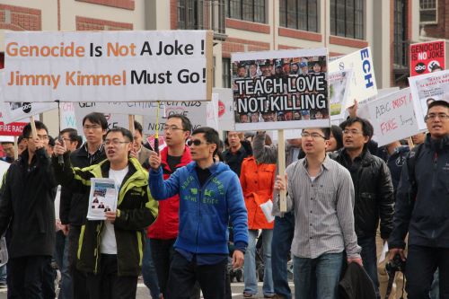在美华人游行抗议“杀光中国人”言论