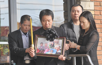 纽约华裔灭门案遇害者葬礼举行家人痛哭失声(