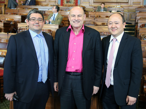 陈文雄（右一）与顾梅区长（左一）、勒甘国务秘书作为巴黎13区代表一起参加巴黎市议会。（法国《欧洲时报》/黄冠杰
