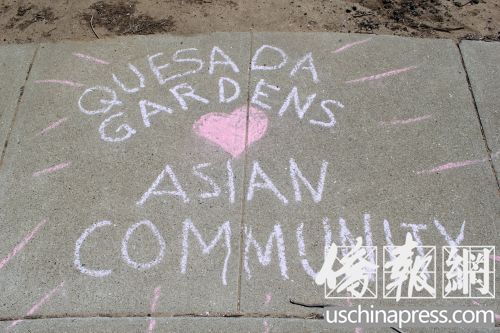 方李邦琴公园的入口被社区居民用粉笔写下祝福的文字。（美国《侨报》/关键
