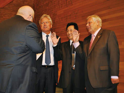 （右起）亚凯迪亚新任市议员钱德勒、戴守真、贝克宣誓就职。（美国《星岛日报》/王伊乔