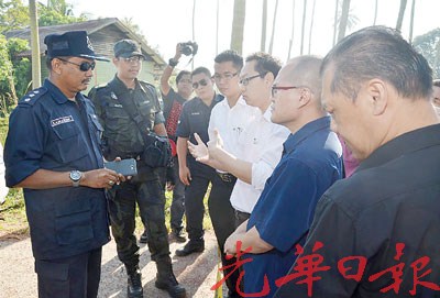 （右2起）余德华、陈泓宾及潘伟斯代表居民与警员交涉，场面紧张。