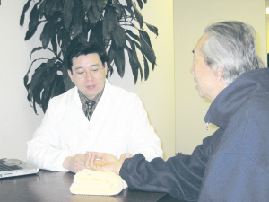 纽约州执照针灸医师联合公会秘书长陈德成。（美国《侨报》/陈德成提供）