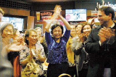 爱儿邱信福最高票进入决选，母亲徐荣谦（中）最为兴奋，掌声也最大。（美国《世界日报》/李秀兰