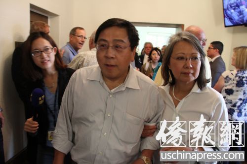 刘继铭夫妇从市议会走出被媒体团团围住。（美国《侨报》/邱晨