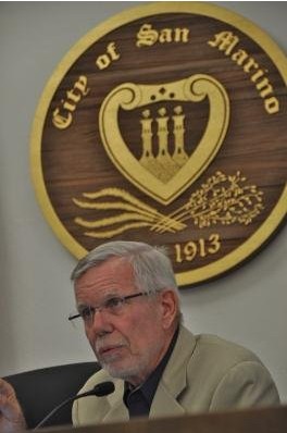 因“狗屎事件”近日宣布辞职的圣玛利诺市长尼尔。（美国《世界日报》）
