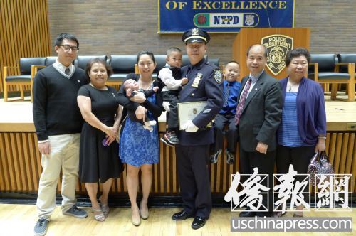 纽约警察总局25日举行升迁典礼，图为升警佐的黄建辉与家人。（美国《侨报》/叶永康