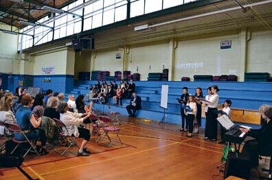温市赫德森小学的家长自行在小区中心举行毕业典礼，在教师和其他年级学生缺席下，场面显得冷清。（加拿大《星岛日报》）