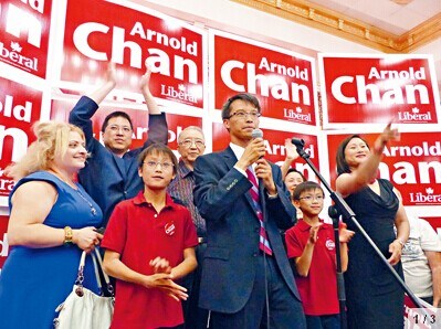 陈家诺当选获家人拉队支持。（加拿大《星岛日报》）