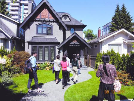 近年不少中国买家组团，专门到加拿大购买豪宅。（加拿大《明报》）