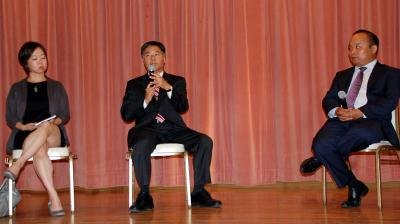在19日举办的华人论坛上，王凯玲(左起)、刘云平、刘龙珠同声批判贝克尔辱华言论。(美国《世界日报》/丁曙
