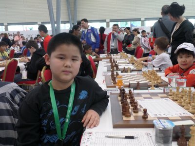 11岁的梁世奇（左前）成为美国象棋协会2014年杰出棋手成就奖得主。（美国《世界日报》/梁世奇提供）