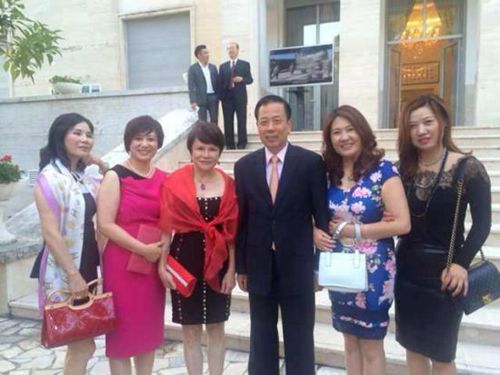 中国驻意大利使馆李瑞宇大使和出席招待会的侨团妇女代表合影。（意大利欧联通讯社）