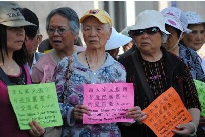 2011年底至2013年初，60多名华裔妇人向警方报案，遭金光党骗走毕生积蓄，实际人数更多。（美国《世界日报》）