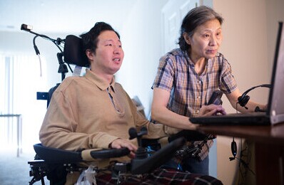 母亲陪伴陈利(左)治疗。(美国《世界日报》/张琦瑜、汤蔚提供)