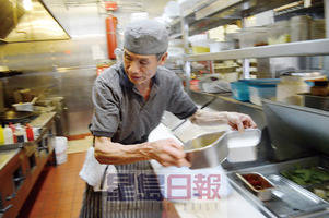 华人餐馆业主李业成忙着收拾，他对店里损失不大感到相当幸运。（美国《星岛日报》/施秋羽