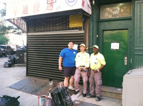 五分局警员和华埠商改区的两位清洁员。（美国《侨报》/纽约市警五分局提供）