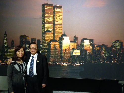 中国侨网911前夕，傅先清和夫人一起参观911纪念馆。（美国《侨报》/傅先清提供）  