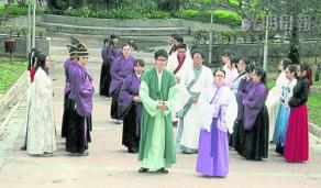 中国侨网约50名华裔男女根据传统，进行三献礼仪式。（图：光明日报）