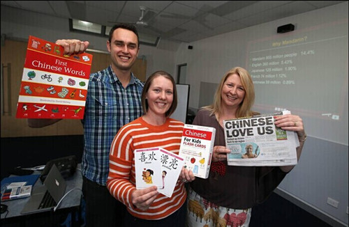 中国侨网Joshua Petering老师（左）与维州当地旅游业者交流学习汉语心得。（澳洲网援引The Standard）
