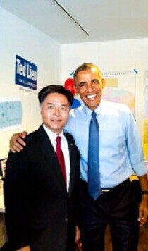 中国侨网奥巴马造访刘云平竞选总部，搂肩给刘云平支持。（美国《世界日报》/刘云平提供）