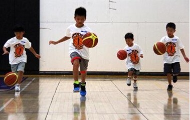 中国侨网小孩子投入篮球运动有潜力。（美国《世界日报》/陈光立 摄） 