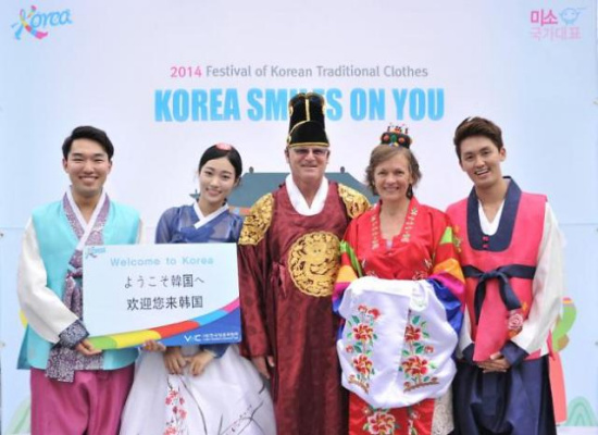 中国侨网今年来韩外国游客人次提前1个月突破千万。（韩国亚洲经济中文网）