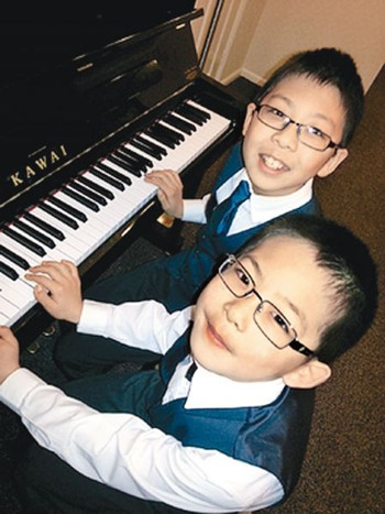 英国11岁华裔男童钢琴天赋高 获颁演奏文凭(图