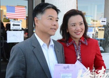 中国侨网刘云平及其夫人詹碧琪在托伦斯的投票站门口。（美国《侨报》/夏嘉 摄）