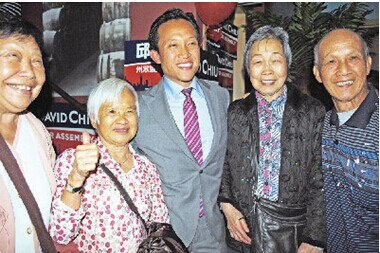 中国侨网选举日当晚邱信福（左三）推崇华裔选票的重要性，感谢许多华裔义工及老人的支持。（美国《世界日报》/李秀兰 摄）