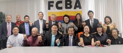 中国侨网金兑锡(前排左三)拜访华商会，感谢小区各界及选民的支持。(美国《世界日报》/朱蕾 摄)